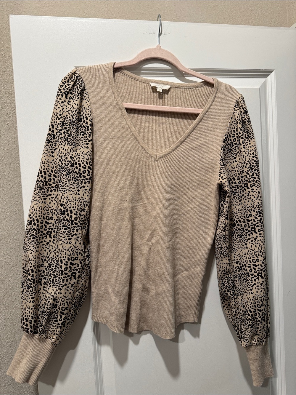 entro Beige V-Neck Sweater with Leopard Puff Sleeves